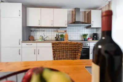 Küche/Küchenzeile in der Unterkunft BG Living & Hosting - Mosel-Fachwerkhaus nahe Calmont Klettersteig - 2 Schlafzimmer, Parkplatz, WLAN & Netflix, 5 Personen