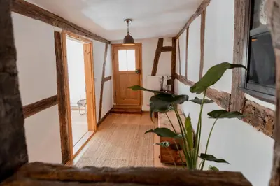 TV/Unterhaltungsangebot in der Unterkunft BG Living & Hosting - Mosel-Fachwerkhaus nahe Calmont Klettersteig - 2 Schlafzimmer, Parkplatz, WLAN & Netflix, 5 Personen