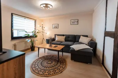 Ein Sitzbereich in der Unterkunft BG Living & Hosting - Mosel-Fachwerkhaus nahe Calmont Klettersteig - 2 Schlafzimmer, Parkplatz, WLAN & Netflix, 5 Personen