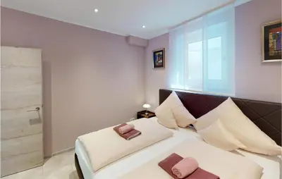 Ein Bett oder Betten in einem Zimmer der Unterkunft 2 Bedroom Gorgeous Apartment In Burgen