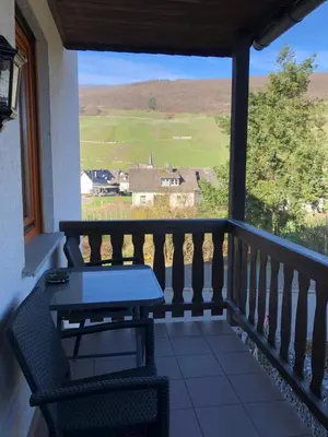 Ein allgemeiner Bergblick oder ein Berglick von des Gasthauses aus