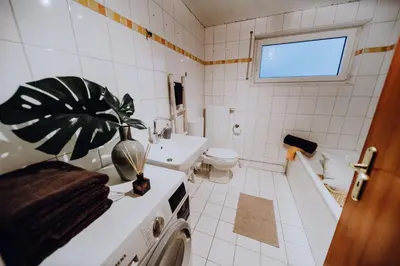 Ein Badezimmer in der Unterkunft Große 3 Zimmer Ferienwohnung Koblenz Wallersheim mit PKW Stellplatz