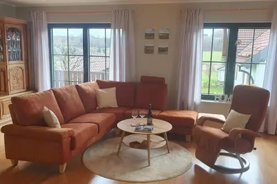 Ein Sitzbereich in der Unterkunft Ferienwohnung Weiherblick, Vulkaneifel