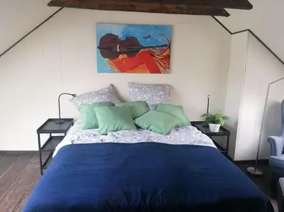 Ein Bett oder Betten in einem Zimmer der Unterkunft Schöne Wohnung im Jugendstilhaus im Weltkulturerbe