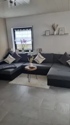 Ein Sitzbereich in der Unterkunft 2-Zimmer Wohnung 80qm bis 4Pers.