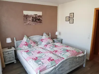 Ein Bett oder Betten in einem Zimmer der Unterkunft Gästehaus Vinum Doppelzimmer
