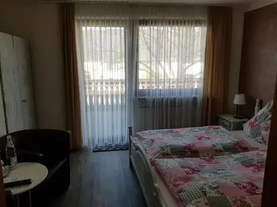 Ein Bett oder Betten in einem Zimmer der Unterkunft Gästehaus Vinum Doppelzimmer