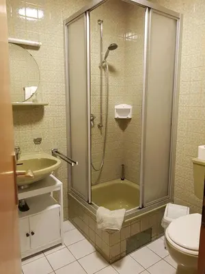 Ein Badezimmer in der Unterkunft Gästehaus Vinum Doppelzimmer