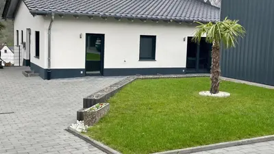 Ein Garten an der Unterkunft Ferienwohnung '' Wein unter Palmen ''