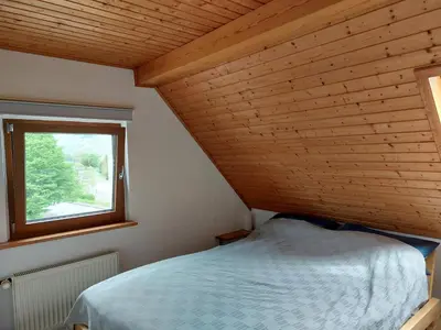 Ein Bett oder Betten in einem Zimmer der Unterkunft Dachgeschosswohnung mit Burgblick in Kues