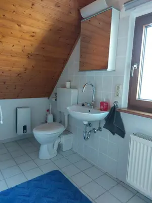 Ein Badezimmer in der Unterkunft Dachgeschosswohnung mit Burgblick in Kues