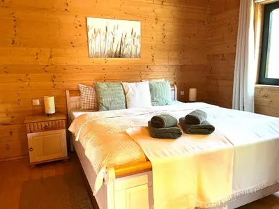 Ein Bett oder Betten in einem Zimmer der Unterkunft 5 Sterne Ferienhaus Susi mit Kamin, Seeblick und 2 Terrassen