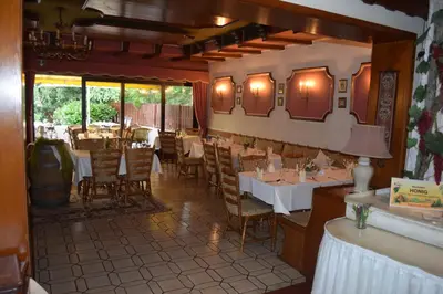 Ein Restaurant oder anderes Speiselokal in der Unterkunft Alte Dorfschänke