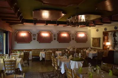 Ein Restaurant oder anderes Speiselokal in der Unterkunft Alte Dorfschänke