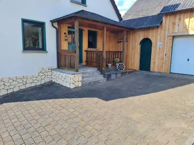 Das Gebäude in dem sich das Ferienhaus befindet