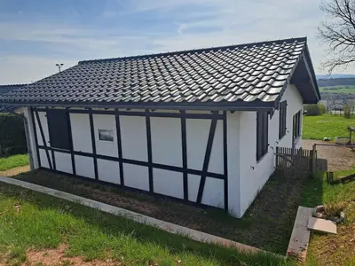 Das Gebäude in dem sich das Ferienhaus befindet