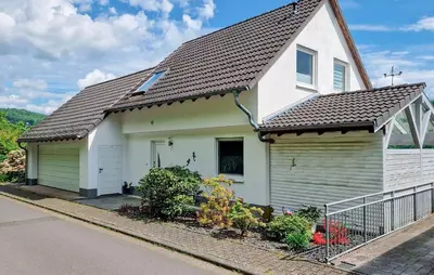 Das Gebäude in dem sich das Ferienhaus befindet
